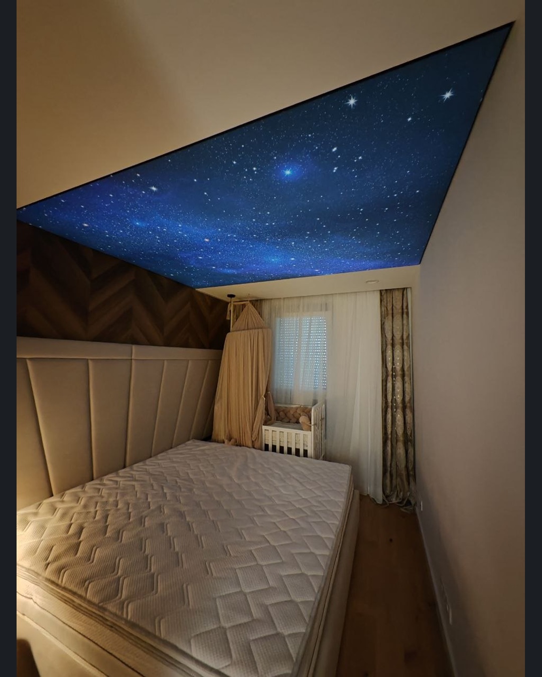 Fotoprint noćnog neba na svjetlećem STRETCH STROPU u spavaćoj sobi