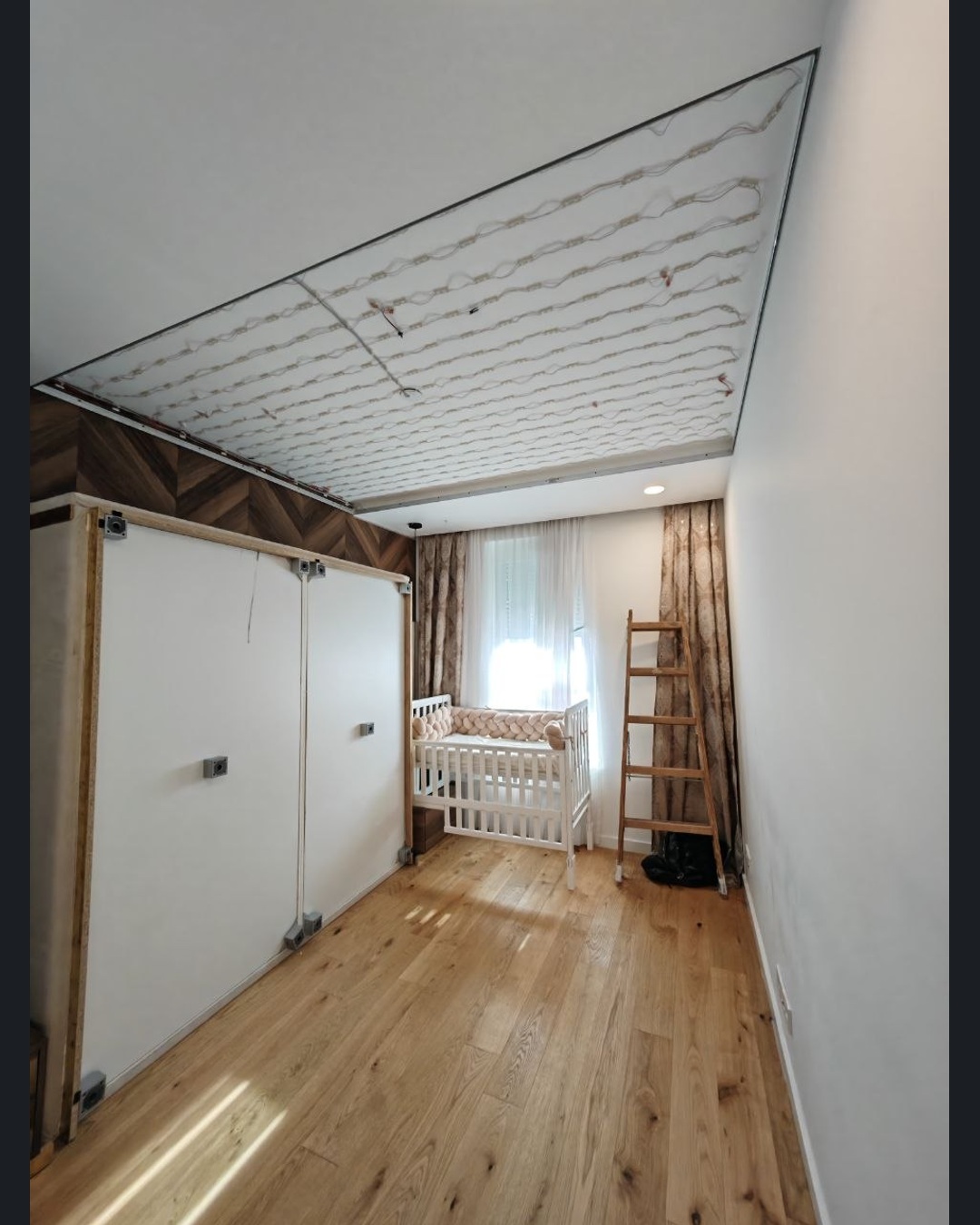 Spavaća soba tijekom montaže konstrukcije za svjetleći STRETCH STROP