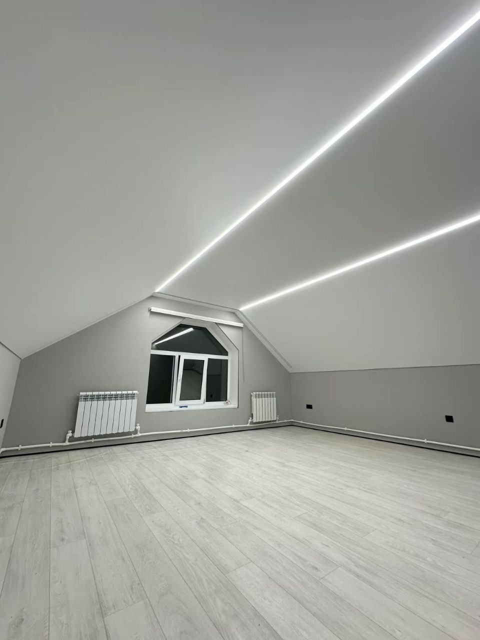 Bijeli STRETCH STROP s linearnom LED rasvjetom u mansardi