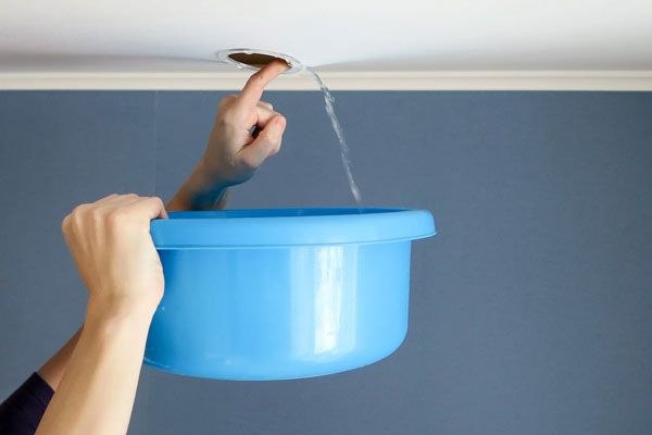 Uklanjanje vode iznad stretch stropa pomoću posude